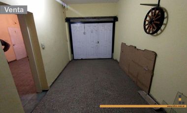 Casa 2 dorm. sobre Edison amplio terreno