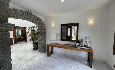 Residencia de 8 salas en venta en Club de Golf San Carlos, Metepec