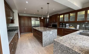 Residencia de 8 salas en venta en Club de Golf San Carlos, Metepec