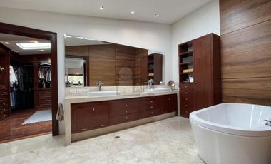 Residencia de 8 salas en venta en Club de Golf San Carlos, Metepec