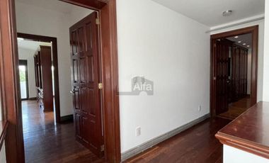 Residencia de 8 salas en venta en Club de Golf San Carlos, Metepec
