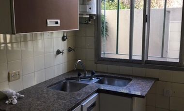 Departamento de 2 ambientes en PB con patio zona plaza Conesa Quilmes centro