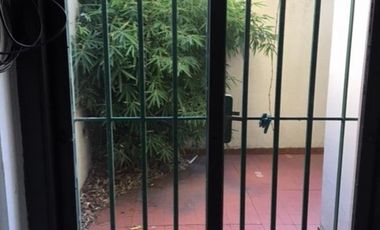 Departamento de 2 ambientes en PB con patio zona plaza Conesa Quilmes centro