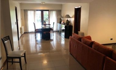 Casa con 4 dormitorios y pileta desarrollada sobre amplio lote
