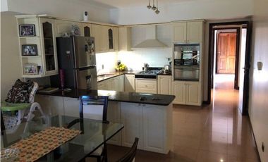 Casa con 4 dormitorios y pileta desarrollada sobre amplio lote