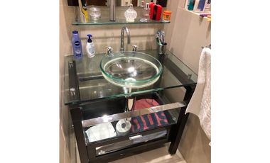 Casa con 4 dormitorios y pileta desarrollada sobre amplio lote