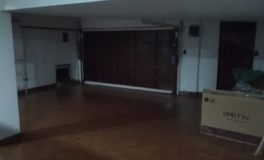 Casa con 4 dormitorios y pileta desarrollada sobre amplio lote