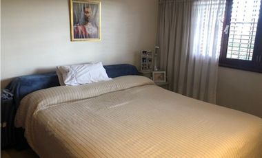 Casa con 4 dormitorios y pileta desarrollada sobre amplio lote