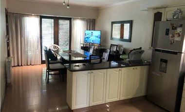 Casa con 4 dormitorios y pileta desarrollada sobre amplio lote