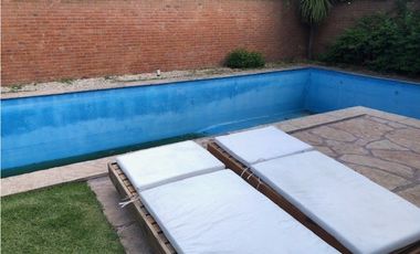 Casa con 4 dormitorios y pileta desarrollada sobre amplio lote