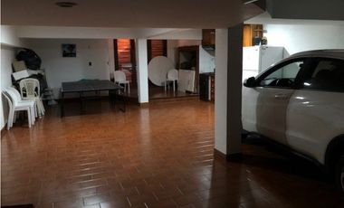 Casa con 4 dormitorios y pileta desarrollada sobre amplio lote