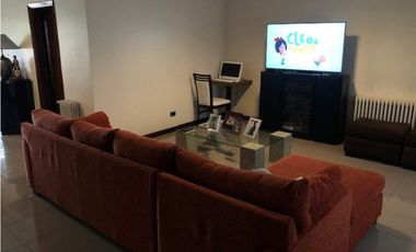 Casa con 4 dormitorios y pileta desarrollada sobre amplio lote