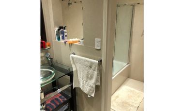 Casa con 4 dormitorios y pileta desarrollada sobre amplio lote