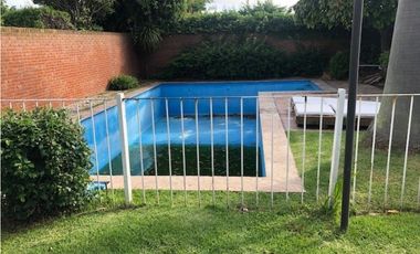 Casa con 4 dormitorios y pileta desarrollada sobre amplio lote