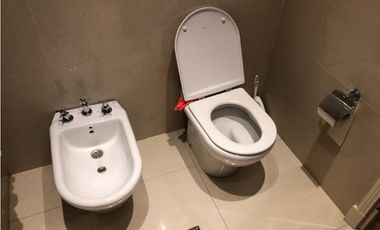 Casa con 4 dormitorios y pileta desarrollada sobre amplio lote