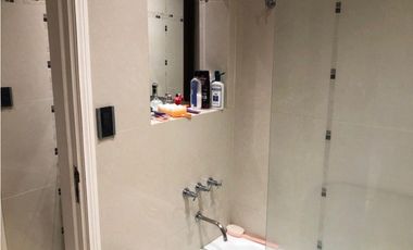 Casa con 4 dormitorios y pileta desarrollada sobre amplio lote