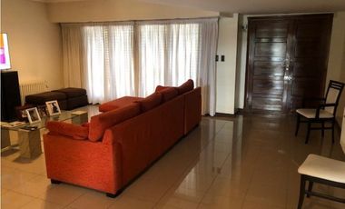 Casa con 4 dormitorios y pileta desarrollada sobre amplio lote