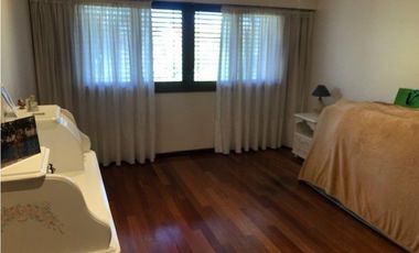 Casa con 4 dormitorios y pileta desarrollada sobre amplio lote