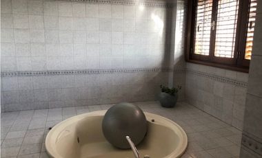 Casa con 4 dormitorios y pileta desarrollada sobre amplio lote