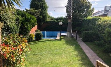 Casa con 4 dormitorios y pileta desarrollada sobre amplio lote