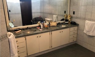 Casa con 4 dormitorios y pileta desarrollada sobre amplio lote