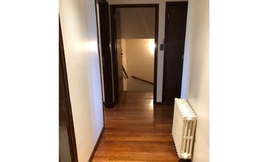 Casa con 4 dormitorios y pileta desarrollada sobre amplio lote