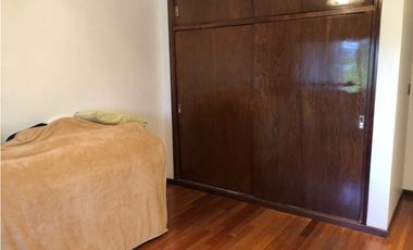 Casa con 4 dormitorios y pileta desarrollada sobre amplio lote