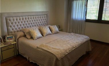 Casa con 4 dormitorios y pileta desarrollada sobre amplio lote
