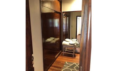 Casa con 4 dormitorios y pileta desarrollada sobre amplio lote