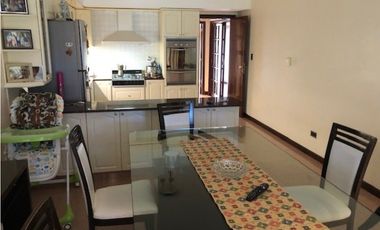 Casa con 4 dormitorios y pileta desarrollada sobre amplio lote