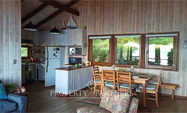 3 Preciosas Casas orilla de Lago Panguipulli en 2,4 ha. y 112 mts de playa