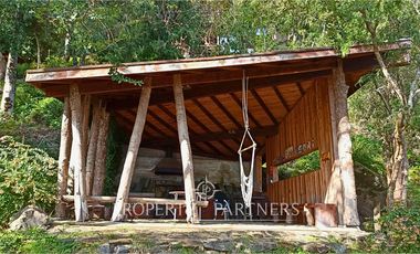 3 Preciosas Casas orilla de Lago Panguipulli en 2,4 ha. y 112 mts de playa