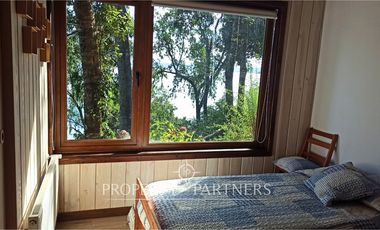 3 Preciosas Casas orilla de Lago Panguipulli en 2,4 ha. y 112 mts de playa