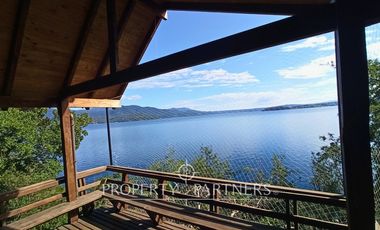 3 Preciosas Casas orilla de Lago Panguipulli en 2,4 ha. y 112 mts de playa
