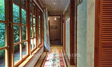 3 Preciosas Casas orilla de Lago Panguipulli en 2,4 ha. y 112 mts de playa