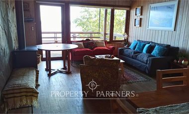 3 Preciosas Casas orilla de Lago Panguipulli en 2,4 ha. y 112 mts de playa