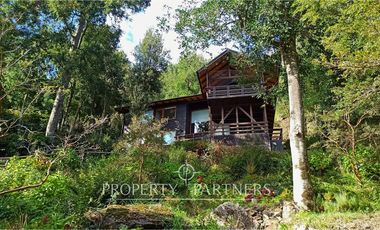 3 Preciosas Casas orilla de Lago Panguipulli en 2,4 ha. y 112 mts de playa