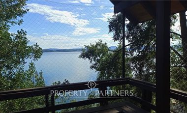3 Preciosas Casas orilla de Lago Panguipulli en 2,4 ha. y 112 mts de playa