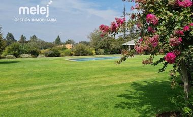 Venta Maravillosa Casa Estilo Georgian en Condominio, Buin