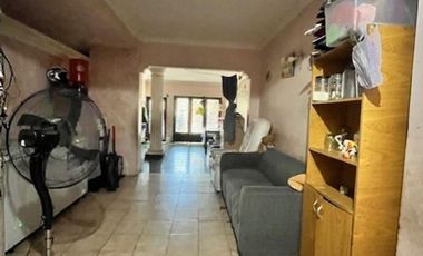 SE VENDE CASA DE 6 AMBIENTES EN FLORES