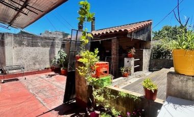 SE VENDE CASA DE 6 AMBIENTES EN FLORES