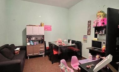 SE VENDE CASA DE 6 AMBIENTES EN FLORES