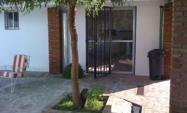 Chalet en ALQUILER con un dormitorio sobre calle de tierra en Glew.