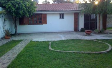Chalet en ALQUILER con un dormitorio sobre calle de tierra en Glew.