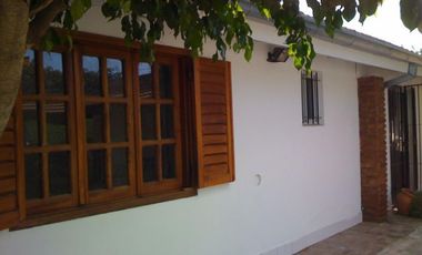 Chalet en ALQUILER con un dormitorio sobre calle de tierra en Glew.