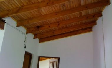 Chalet en ALQUILER con un dormitorio sobre calle de tierra en Glew.