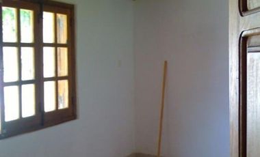 Chalet en ALQUILER con un dormitorio sobre calle de tierra en Glew.