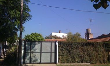 Chalet en ALQUILER con un dormitorio sobre calle de tierra en Glew.
