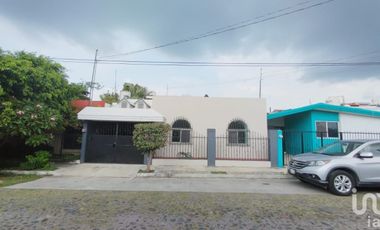 Casa en Venta, Espacios amplios como nueva, Colonia Lomas Vistahermosa, Colima