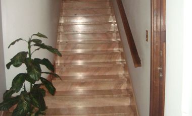 BURZACO: EXCELENTE OPORTUNIDAD.DEPTO PB AL FTE.EXCEL.UBICACION. FTE A ESTAC. 3 AMB.C/GALERIA CUB/ DEPEND. Y FDO